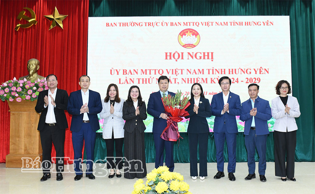 Ban Thường trực Ủy ban MTTQ Việt Nam tỉnh tặng hoa chúc mừng đồng chí Trần Quốc Toản, Phó Bí thư Thường trực Tỉnh ủy, Chủ tịch Ủy ban MTTQ Việt Nam tỉnh. 