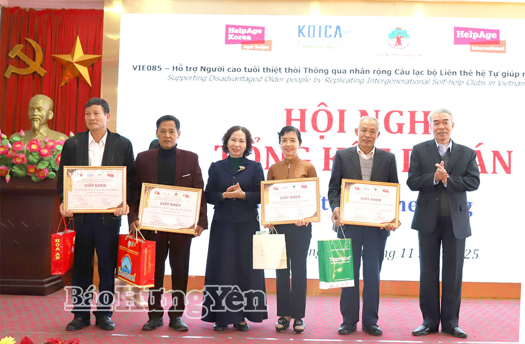 Lãnh đạo Hội Người cao tuổi tỉnh tặng giấy khen cho các CLB thực hiện tốt công tác quản lý và triển khai các hoạt động của Dự án.