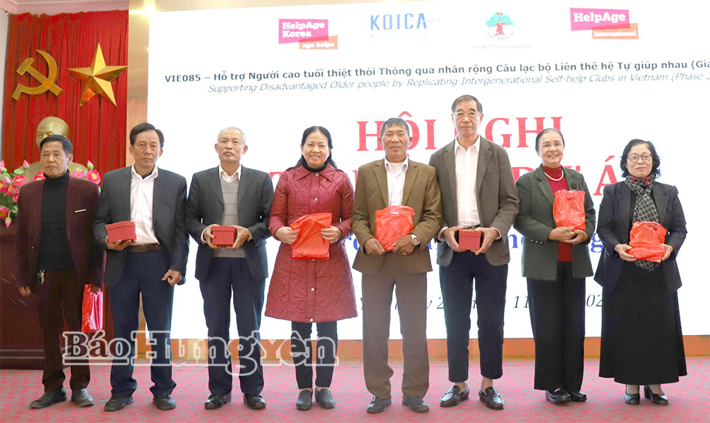 Chủ nhiệm các CLB có nhiều hoạt động xuất sắc được nhận quà của cơ quan tài trợ Dự án.