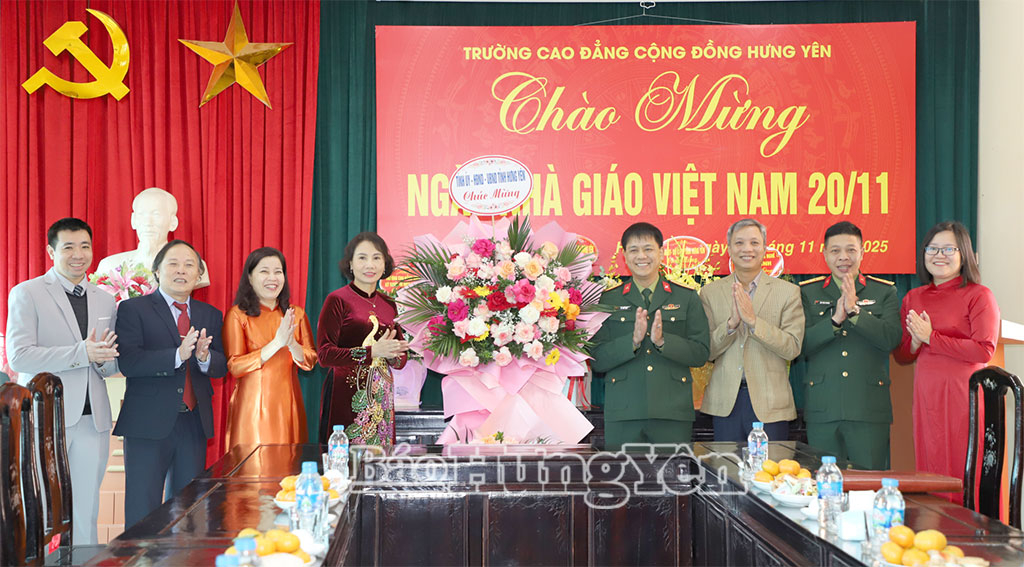 Đại tá Vũ Văn Định, Ủy viên Ban Thường vụ Tỉnh ủy , Chỉ huy trưởng Bộ CHQS tỉnh tặng hoa chúc mừng Trường Cao đẳng Cộng đồng. 