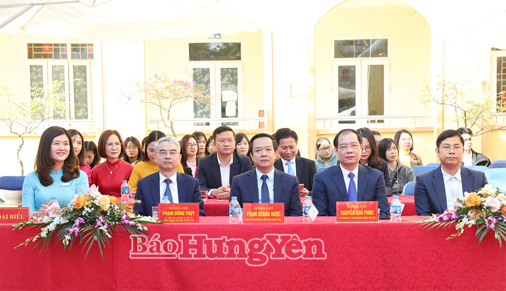 Đồng chí Chủ tịch UBND tỉnh Phạm Quang Ngọc và các đại biểu dự lễ kỷ niệm.