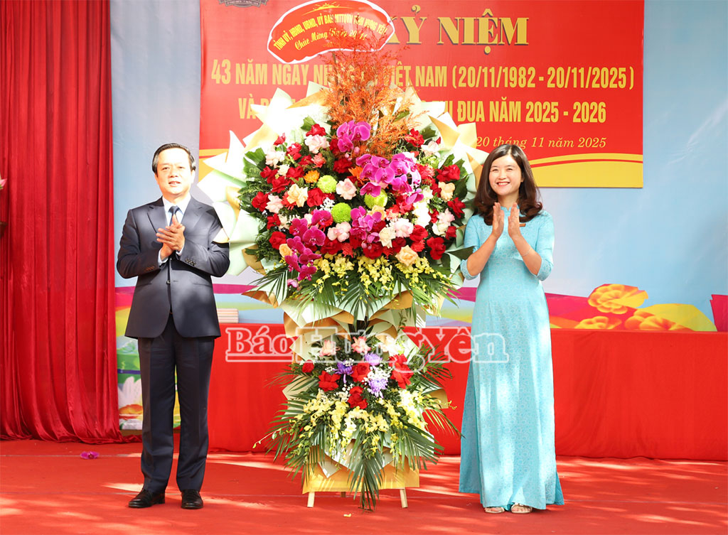 Đồng chí Chủ tịch UBND tỉnh Phạm Quang Ngọc lẵng hoa chúc mừng Trường Tiểu học và THCS Quang Trung.