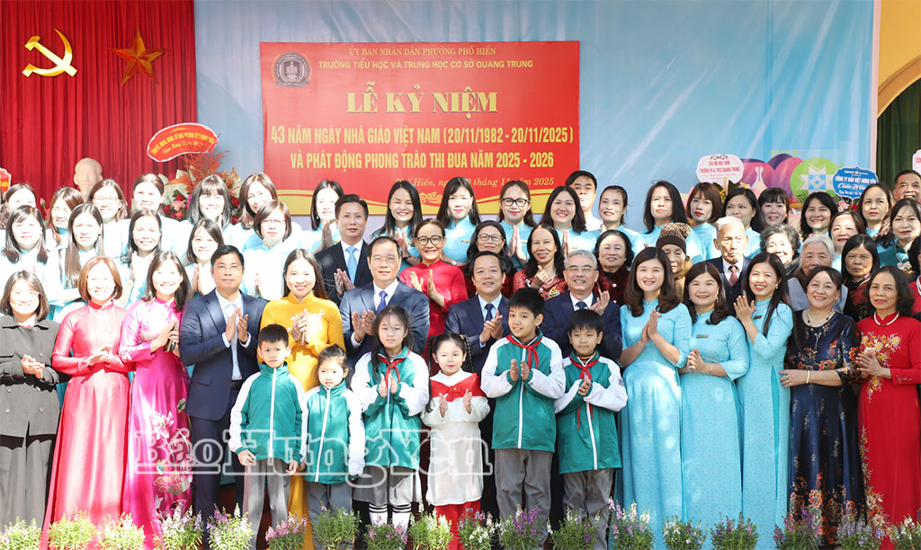 Các đại biểu cùng các thế hệ thầy giáo, cô giáo và học sinh Trường Tiểu học và THCS Quang Trung.