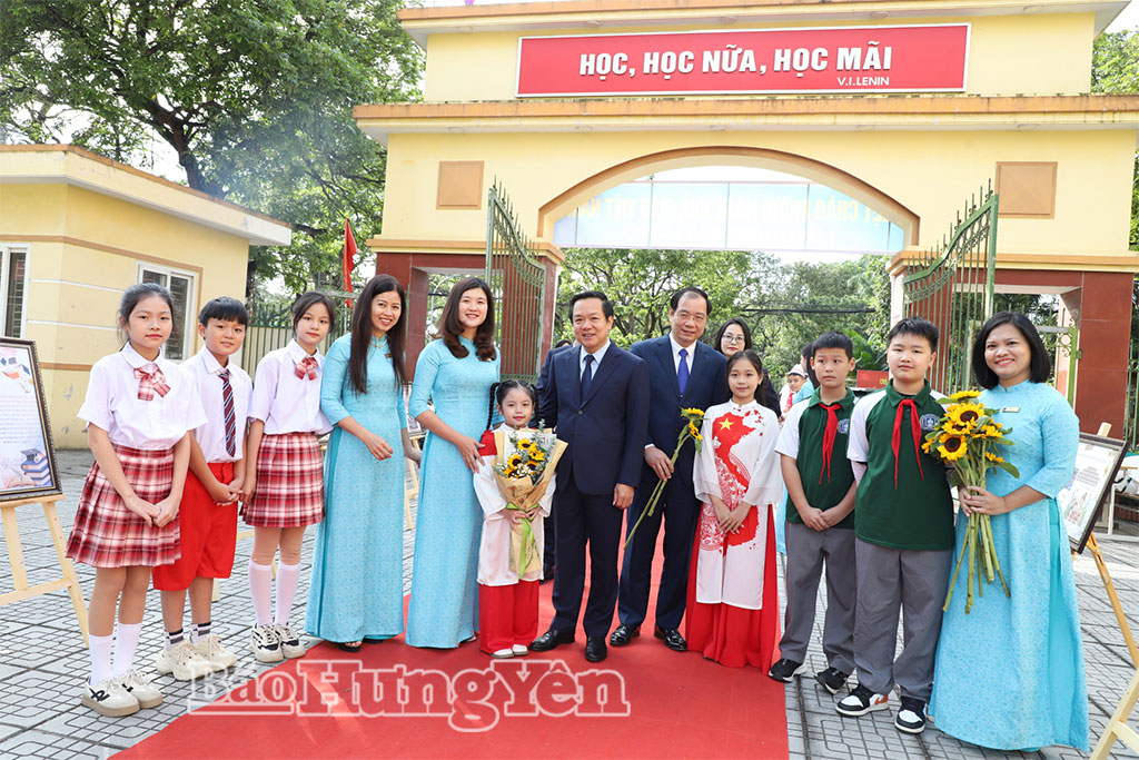 Đồng chí Chủ tịch UBND tỉnh Phạm Quang Ngọc và các thầy giáo, cô giáo, học sinh Trường Tiểu học và THCS Quang Trung.