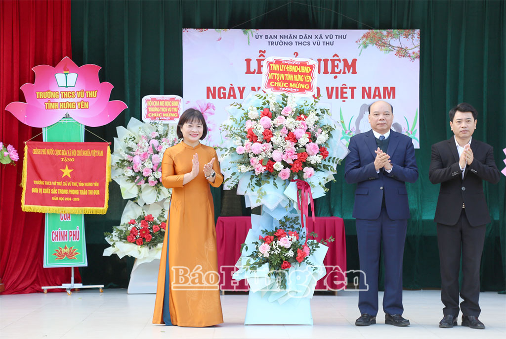 Đồng chí Đặng Thanh Giang, Ủy viên Ban Thường vụ Tỉnh ủy, Phó Chủ tịch HĐND tỉnh tặng hoa chúc mừng Trường THCS Vũ Thư, xã Vũ Thư.