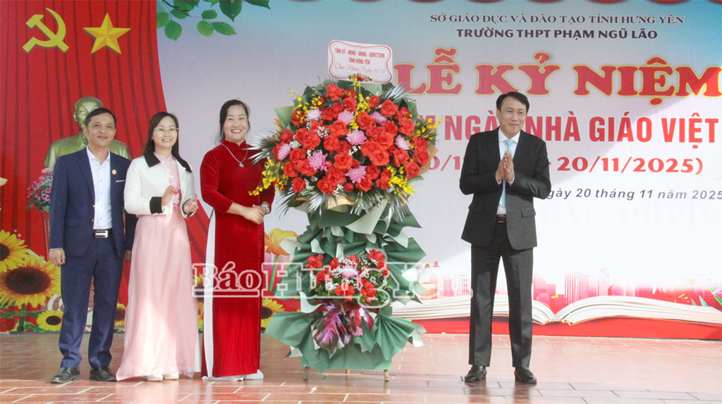 Đồng chí Trưởng  Ban Tổ chức Tỉnh ủy Phạm Văn Khuê tặng hoa chúc mừng Trường THPT Phạm Ngũ Lão.