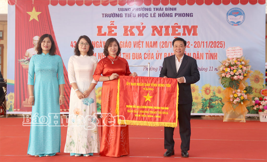 Đồng chí Nguyễn Quang Hưng, Ủy viên Ban Thường vụ, Chủ nhiệm Ủy ban Kiểm tra Tỉnh ủy trao cờ thi đua của UBND tỉnh cho Trường Tiểu học Lê Hồng Phong.