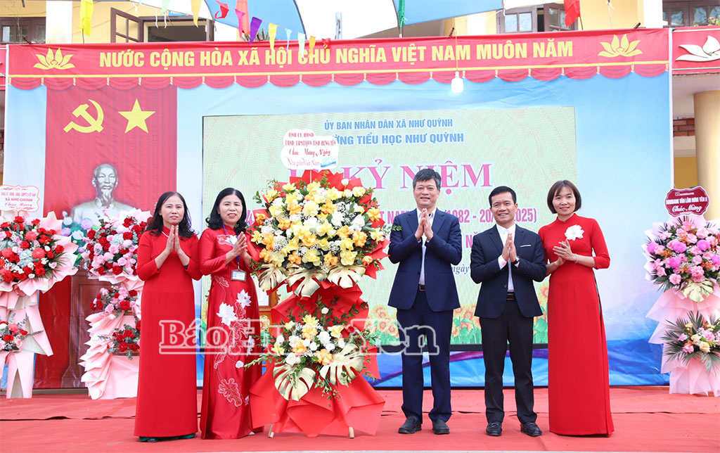 Đồng chí Phó Chủ tịch Thường trực HĐND tỉnh Lê Xuân Tiến tặng hoa chúc mừng thầy, cô giáo Trường tiểu học Như Quỳnh.