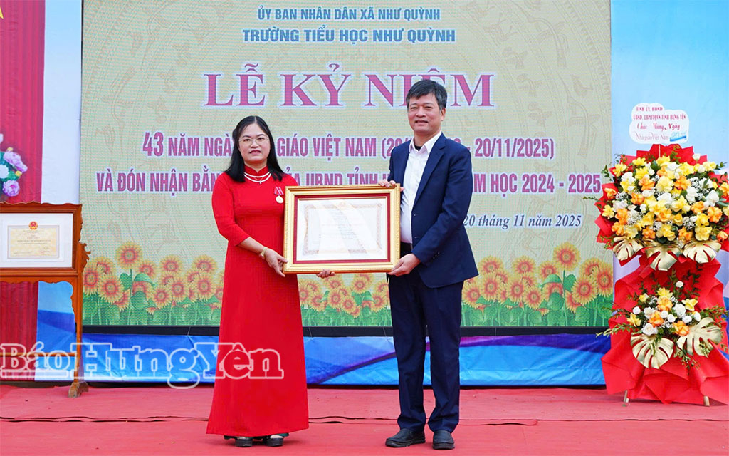 Đồng chí Phó Chủ tịch Thường trực HĐND tỉnh Lê Xuân Tiến trao Bằng khen của Chủ tịch UBND tỉnh tặng Trường Tiểu học Như Quỳnh.