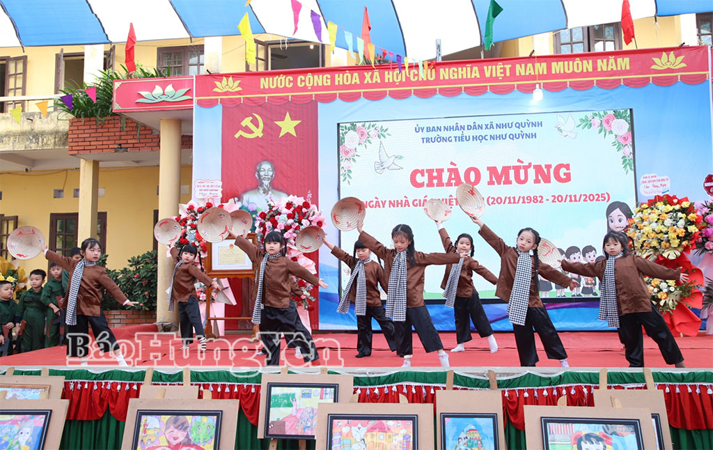 Tiết mục văn nghệ tại Trường Tiểu học Như Quỳnh nhân Ngày Nhà giáo Việt Nam.