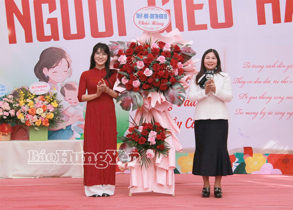 Đồng chí Trần Thị Tuyết Hương, Phó Chủ tịch HĐND tỉnh Hưng Yên tặng hoa chúc mừng tập thể giáo viên Trường Mầm Non Thiên Đức.