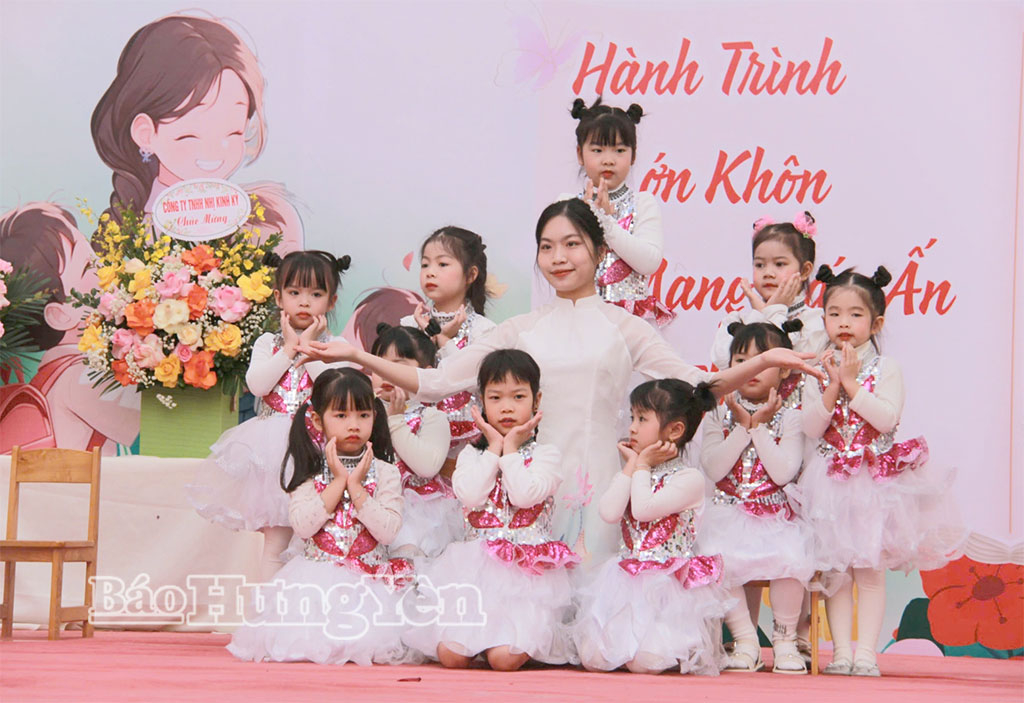 Cô và trò Trường Mầm Non Thiên Đức.