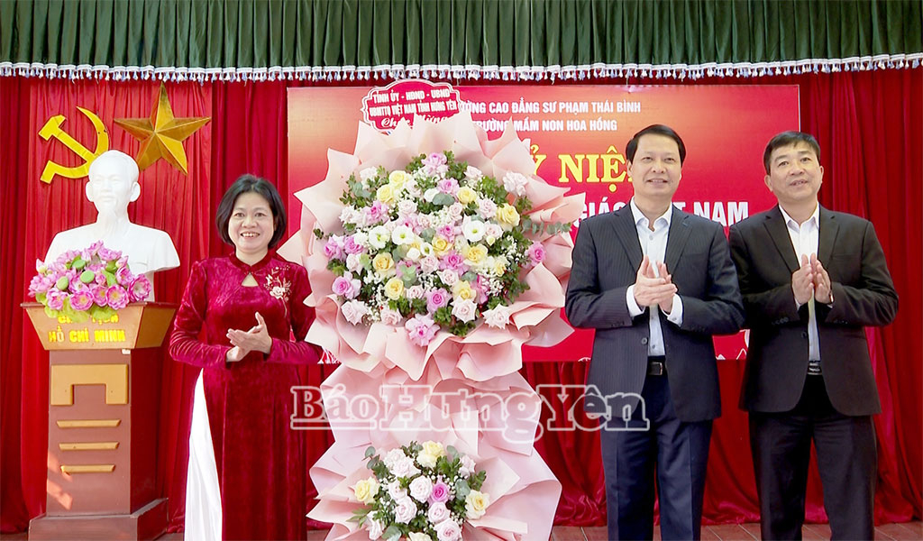 Đồng chí Trưởng ban Nội chính Tỉnh ủy Hoàng Thái Phúc tặng hoa chúc mừng tập thể cán bộ, giáo viên Trường Mầm non Hoa Hồng.