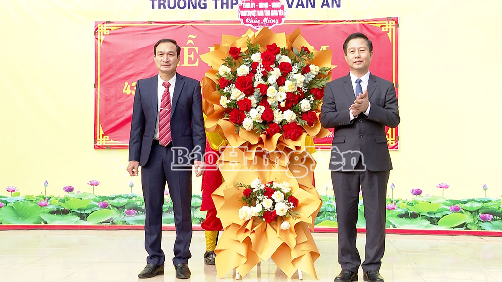 Đồng chí Chánh Thanh tra tỉnh Vũ Thanh Vân tặng hoa chúc mừng các thầy, cô giáo Trường THPT Chu Văn An.