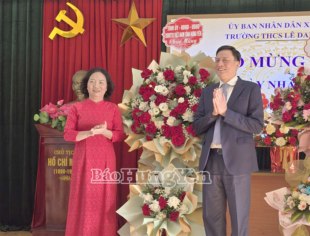 Đồng chí Vũ Kim Cứ, Ủy viên Ban Thường vụ Tỉnh ủy, Trưởng ban Quản lý Khu kinh tế tỉnh chúc mừng Trường THCS  Lê Danh Phương nhân Ngày Nhà giáo Việt Nam.