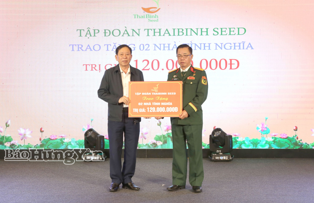 Trao tặng nhà tình nghĩa trong đêm gala nghĩa tình đồng đội.