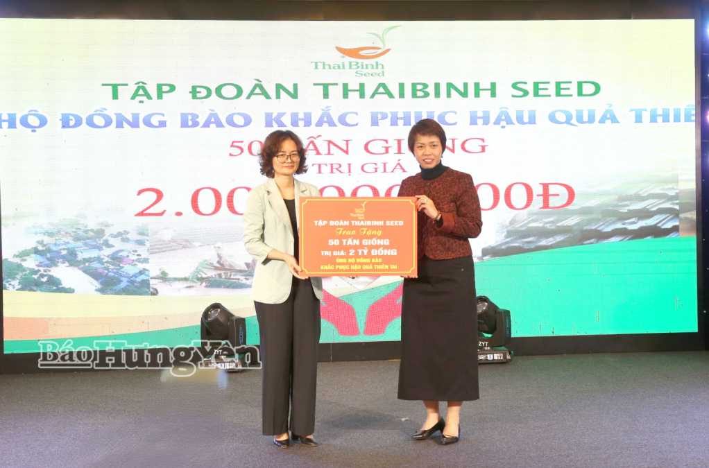 Đại diện lãnh đạo Ủy ban MTTQ Việt Nam tỉnh Hưng Yên tiếp nhận ủng hộ đồng bào khắc phục hậu quả thiên tai từ Tập đoàn ThaiBinh Seed.