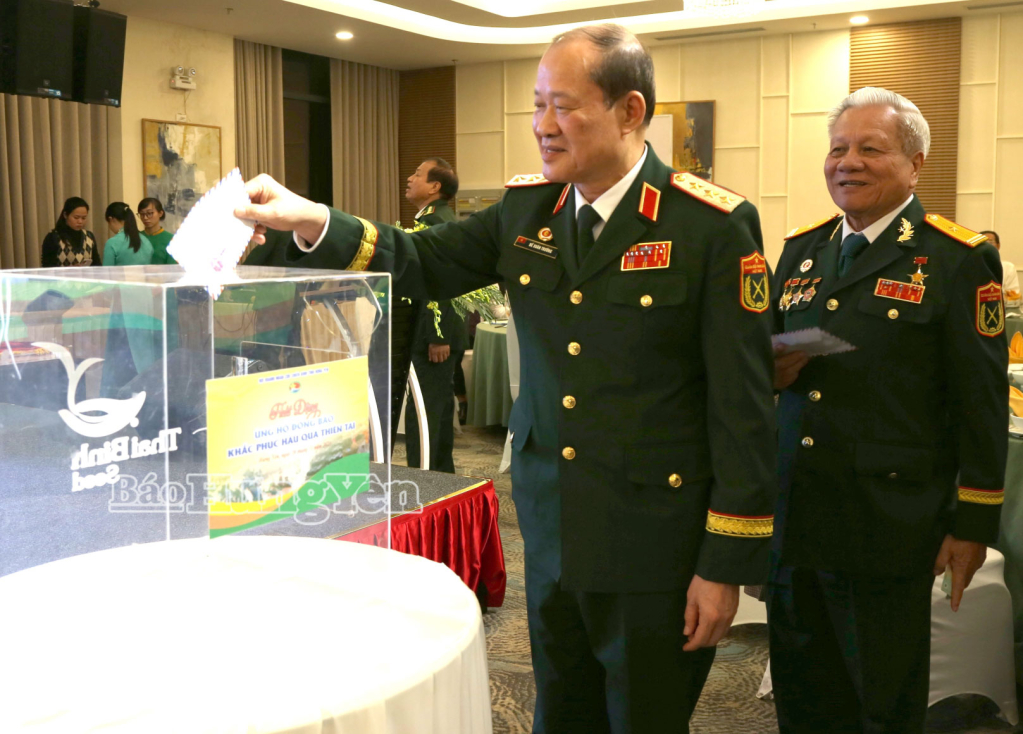 Các đại biểu ủng hộ đồng bào khắc phục hậu quả thiên tai tại chương trình.