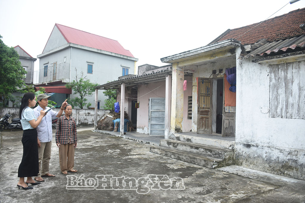 Cán bộ xã Phụ Dực tiến hành rà soát một hộ nghèo tại thôn Kiến Quan.