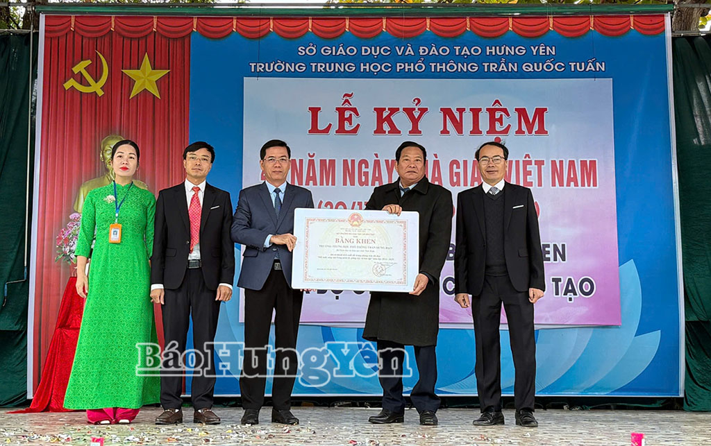 Trường THPT Trần Quốc Tuấn nhận Bằng khen của Bộ trưởng Bộ Giáo dục và Đào tạo.