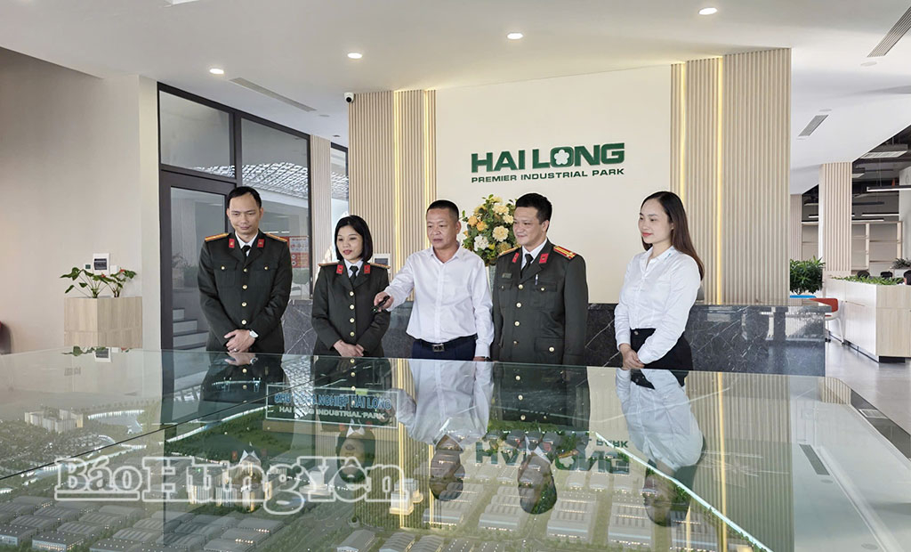 Cán bộ Phòng An ninh kinh tế (Công an tỉnh) giải quyết những vướng mắc về ANTT phát sinh tại KCN Hải Long.