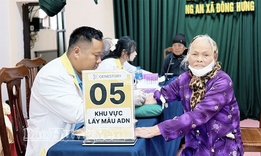 Công an xã Đông Hưng thu nhận mẫu ADN của thân nhân liệt sĩ chưa xác định danh tính.