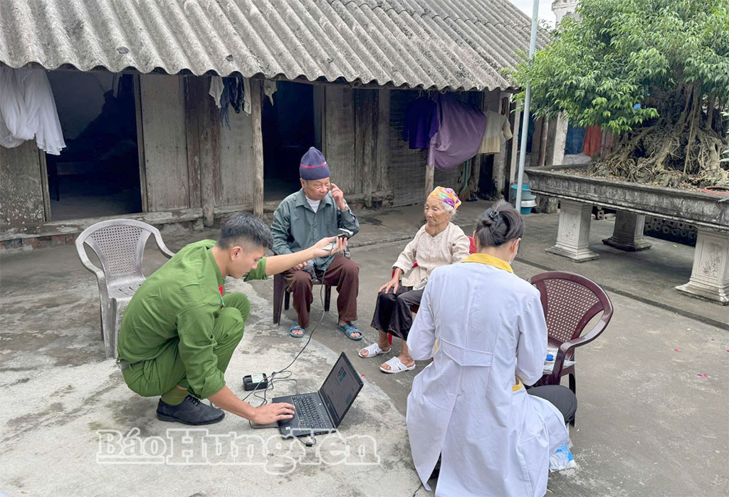 Công an xã Long Hưng đến tận nhà thu nhận mẫu ADN của thân nhân liệt sĩ chưa xác định danh tính.