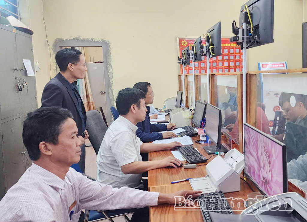 Lãnh đạo xã Nam Tiên Hưng kiểm tra tiến độ làm giàu, làm sạch cơ sở dữ liệu đất đai tại Trung tâm Phục vụ hành chính công xã.