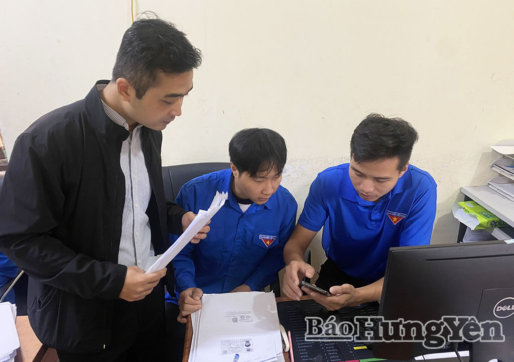  Đoàn viên, thanh niên xã Yên Mỹ hỗ trợ Phòng Kinh tế cập nhật dữ liệu đất đai.