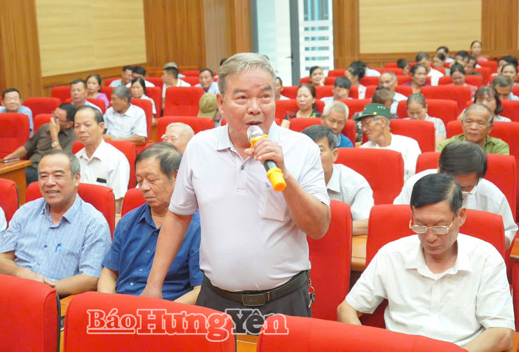 Cử tri phát biểu ý kiến tại hội nghị tiếp xúc với đại biểu HĐND xã sau kỳ họp thứ 2.