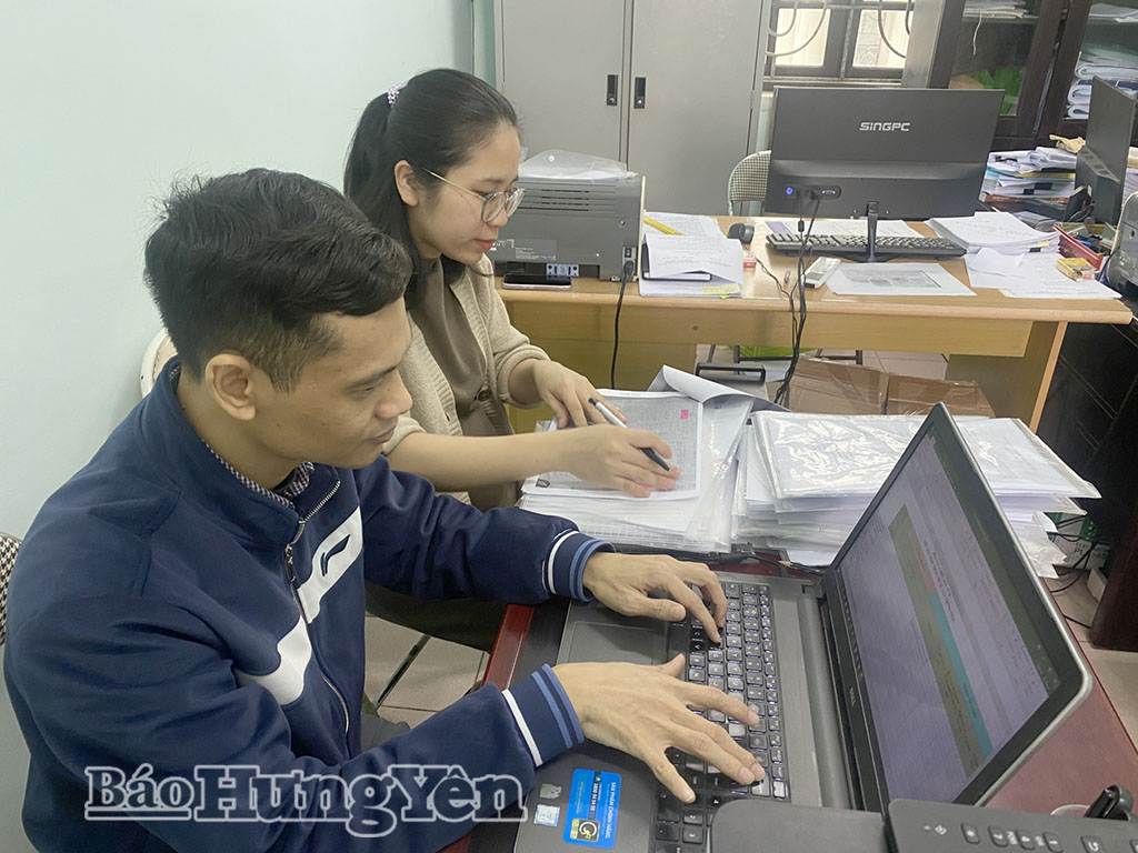 Công chức Phòng Kinh tế xã Việt Yên rà soát, phân loại hồ sơ về đất đai phục vụ công tác xét cấp GCNQSDĐ.