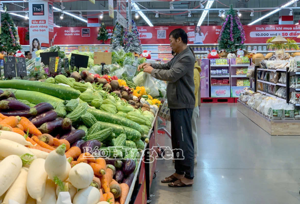 Khách hàng chọn mua rau xanh tại Siêu thị Go!Hưng Yên.