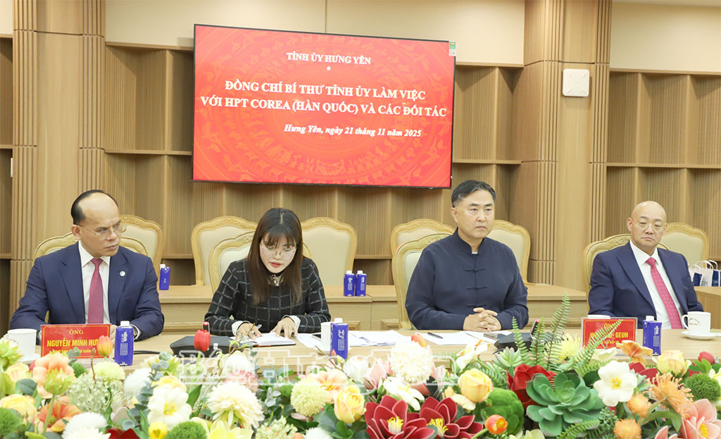 Ông Woo Su-geun, Chủ tịch Hiệp hội Doanh nghiệp Toàn cầu Hàn Quốc – Trung Quốc, đại điện cho HPT Corea phát biểu tại buổi làm việc.