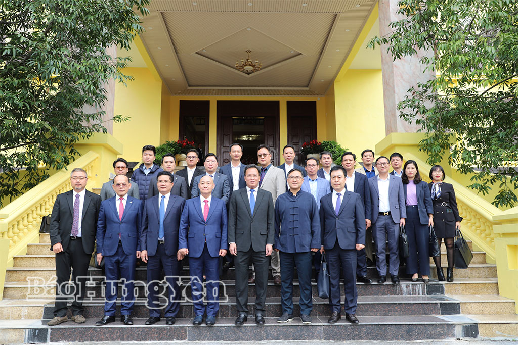 Đồng chí Nguyễn Hữu Nghĩa, Ủy viên Ban Chấp hành Trung ương Đảng, Bí thư Tỉnh ủy chụp ảnh lưu niệm với các đại biểu.