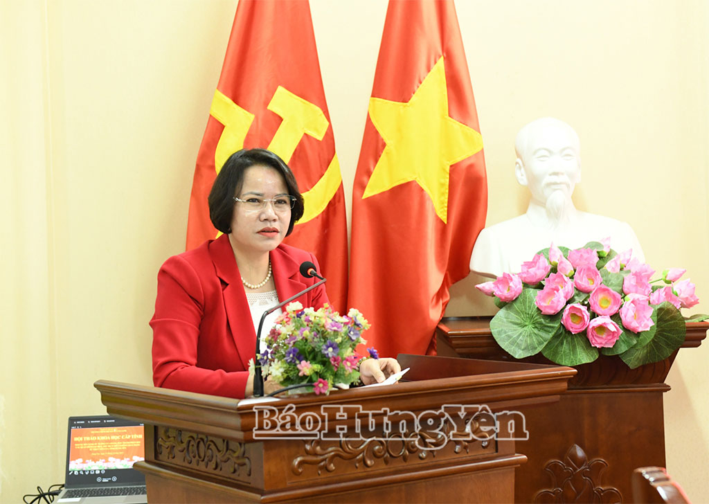  Đồng chí Quách Thị Hương, Ủy viên Ban Thường vụ Tỉnh ủy, Hiệu trưởng Trường Chính trị Nguyễn Văn Linh phát biểu kết luận hội thảo.