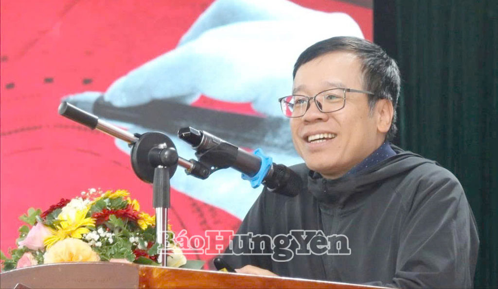 Nhà báo Đỗ Doãn Hoàng trình bày tham luận 