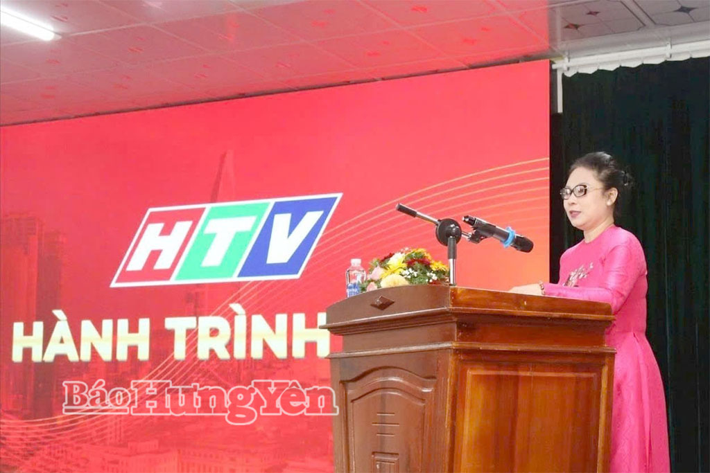 Nhà báo Lê Kiều Nga, Phó Giám đốc Trung tâm Tin tức, Đài Phát thanh và Truyền hình Thành phố Hồ Chí Minh trình bày tham luận 