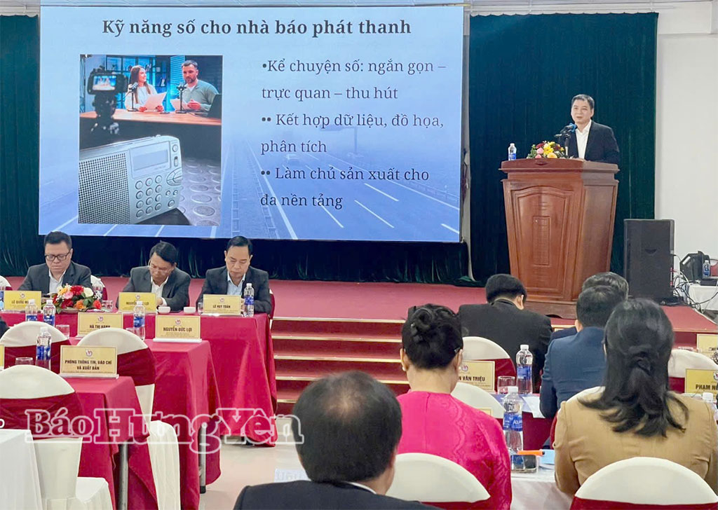 Tiến sĩ, Nhà báo Đồng Mạnh Hùng (VOV) trình bày tham luận “Sản xuất phát thanh thích ứng trong kỷ nguyên số”.