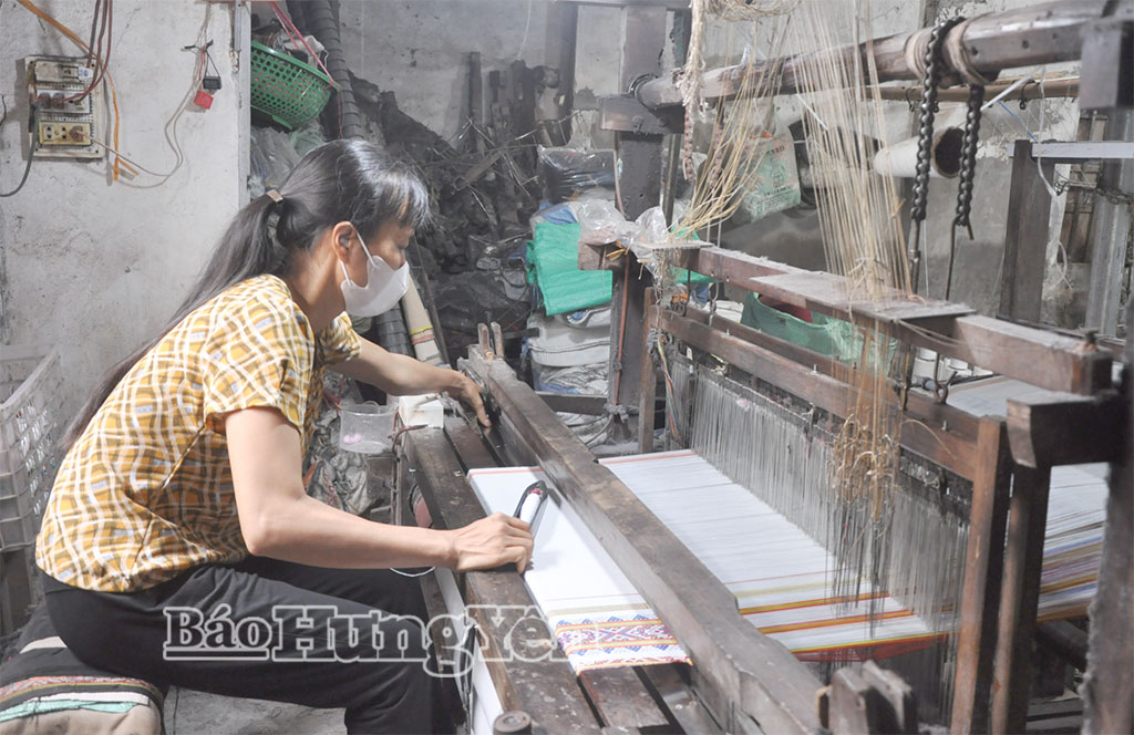 Nhiều cơ sở dệt tại thôn Phương La 4, xã Tiên La đang chuyển đổi dần từ sản xuất thủ công sang bán cơ khí và cơ khí hóa giúp nâng cao năng suất, chất lượng sản phẩm.