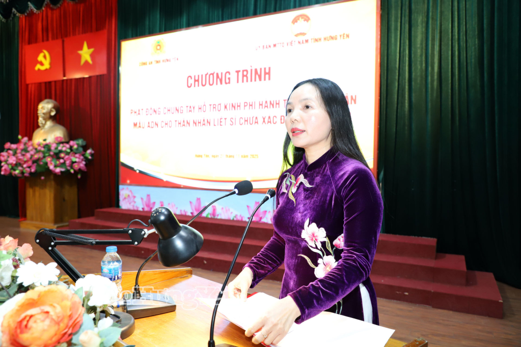 Đồng chí Phó Chủ tịch Thường trực Ủy ban MTTQ Việt Nam tỉnh Ngô Thị Kim Hoàn trình bày thư ngỏ về việc chung tay hỗ trợ kinh phí hành trình thu nhận mẫu ADN cho thân nhân liệt sĩ chưa xác định danh tính.