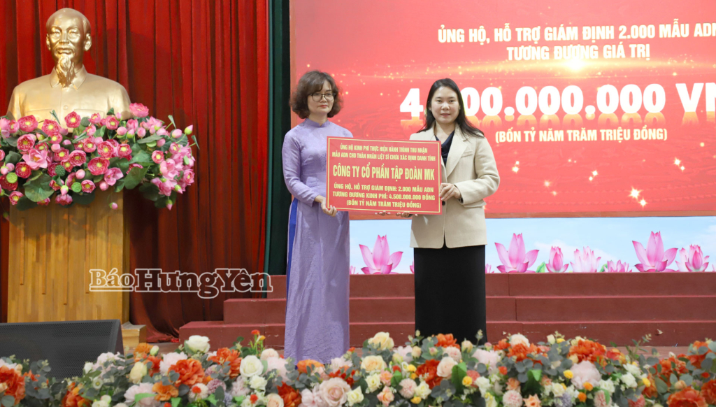 Đại diện doanh nghiệp trao biển tượng trưng hỗ trợ nguồn lực phục vụ công tác thu nhận giám định mẫu ADN.