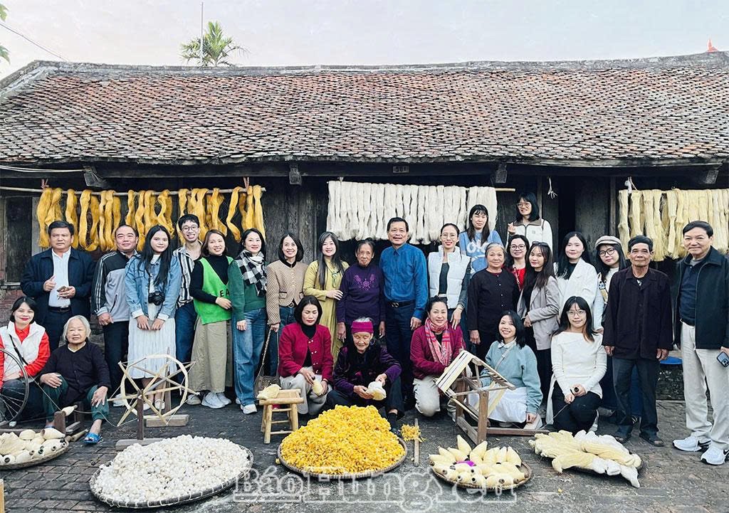 Các đại biểu khảo sát điểm đến tại làng nghề dệt đũi Nam Cao, xã Lê Lợi.