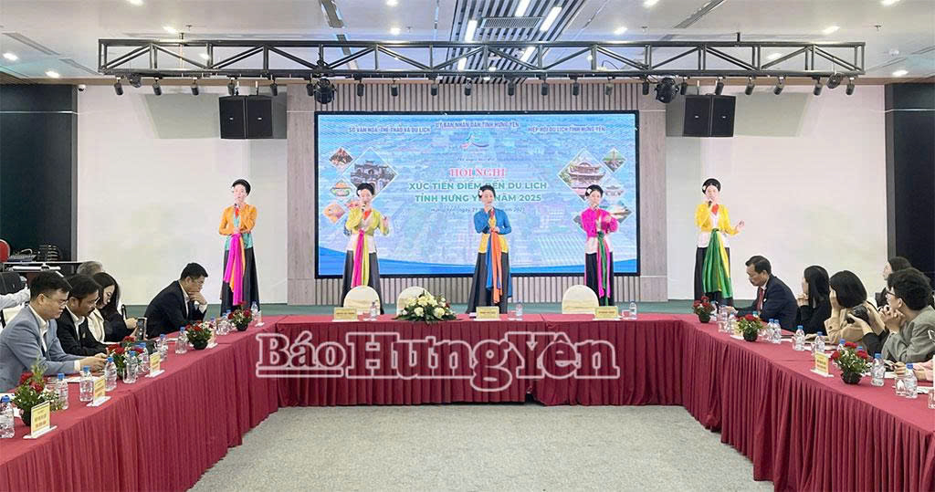Trình diễn nghệ thuật chèo tại Hội nghị xúc tiến điểm đến du lịch Hưng Yên 2025.