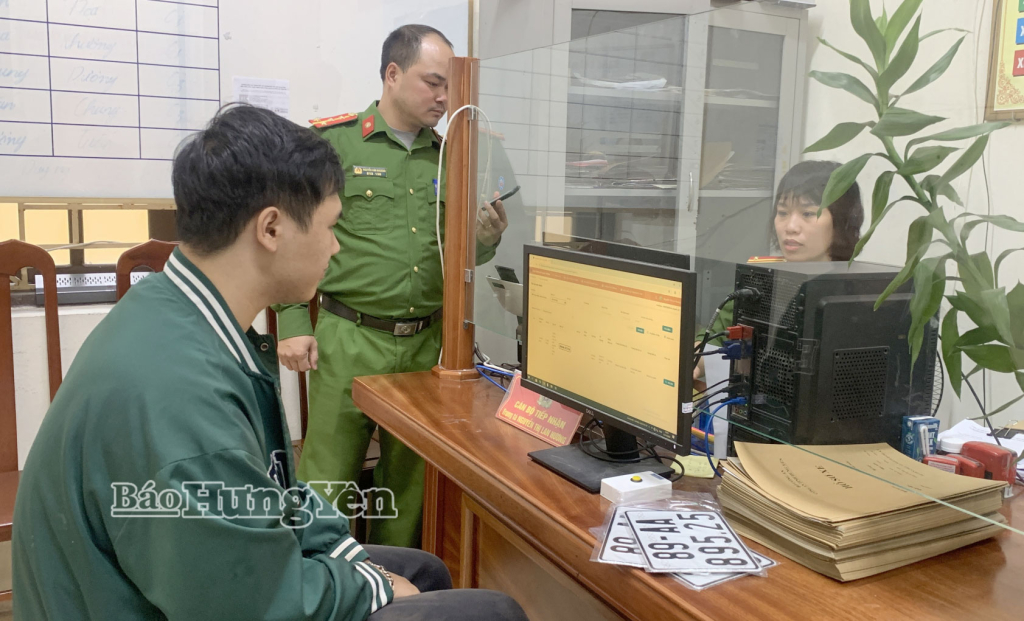 Người dân đến làm thủ tục cấp đổi, cấp lại giấy phép lái chuyển về trụ sở Công an phường Trần Hưng Đạo (số 124 Hai Bà Trưng, phường Trần Hưng Đạo, tỉnh Hưng Yên).