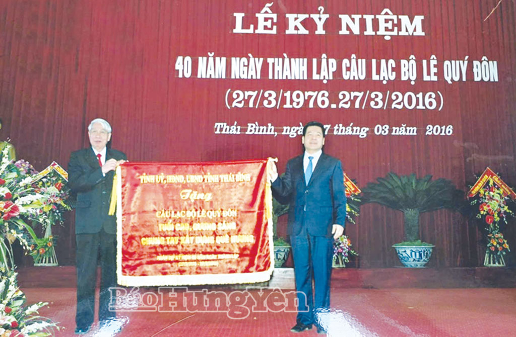 Đồng chí Nguyễn Hồng Diên, Ủy viên Ban Chấp hành Trung ương Đảng, Phó Bí thư Tỉnh ủy, Chủ tịch UBND tỉnh Thái Bình (cũ), nay là Bộ trưởng Bộ Công Thương trao Bức trướng tặng Câu lạc bộ Lê Quý Đôn nhân kỷ niệm 40 năm thành lập, ngày 27/3/2016.