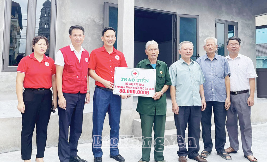 Trao tiền hỗ trợ xây nhà cho gia đình ông Hoàng Văn Tin ở xã Quang Hưng.