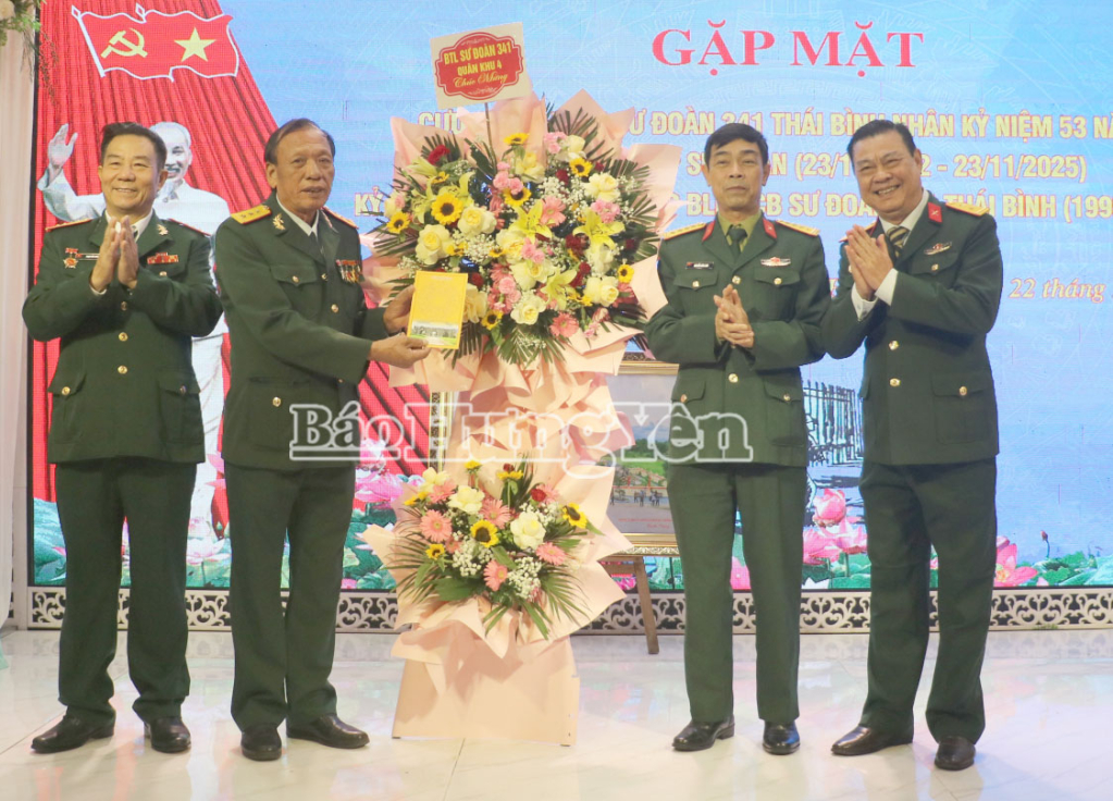 Đại diện Sư đoàn 341 tặng hoa chúc mừng. 