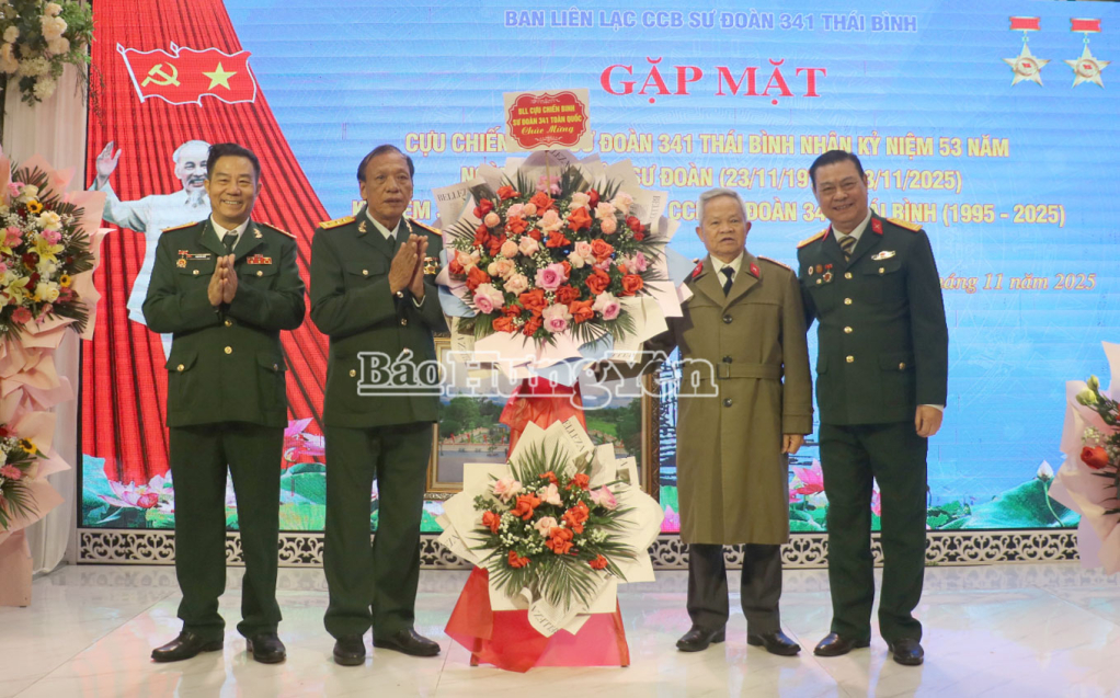 Đại diện Ban Liên lạc Cựu chiến binh Sư đoàn 341 toàn quốc tặng hoa chúc mừng. 