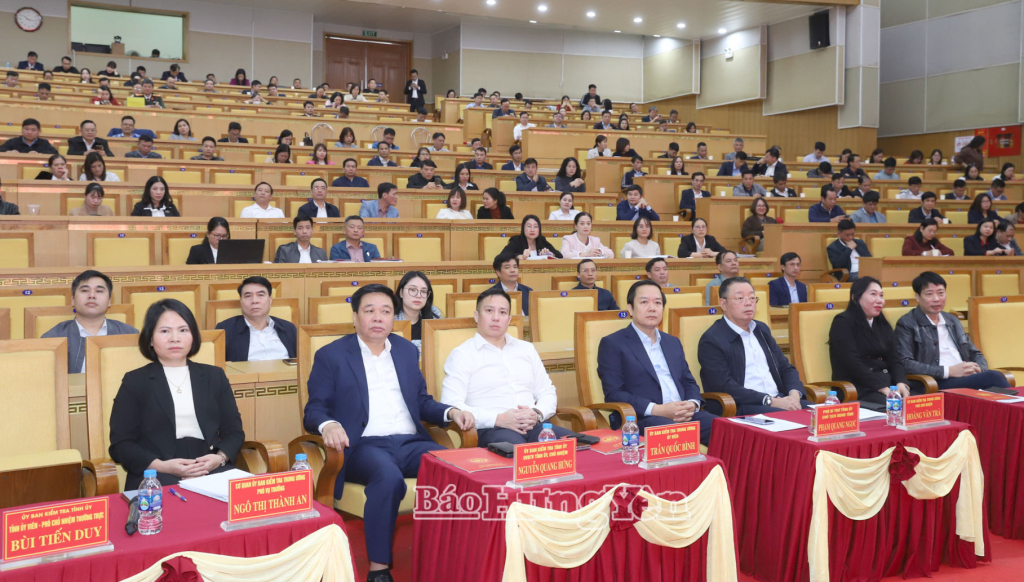 Các đại biểu tham dự lễ bế giảng.