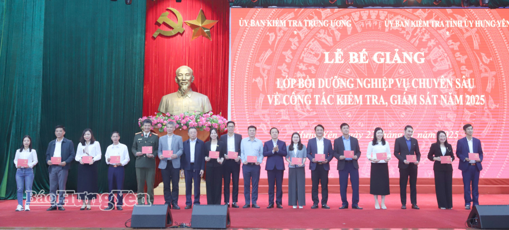 Đồng chí Hoàng Văn Trà, Phó Chủ nhiệm Ủy ban Kiểm tra Trung ương và đồng chí Phạm Quang Ngọc, Phó Bí thư Tỉnh ủy, Chủ tịch UBND tỉnh trao Giấy chứng hoàn thành lớp bồi dưỡng cho các học viên.